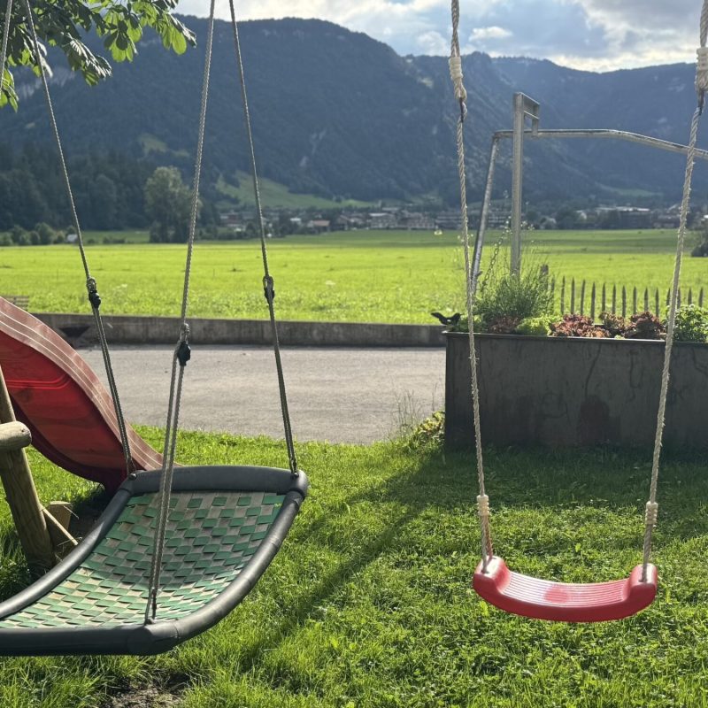 Idyllischer Garten mit Schaukeln