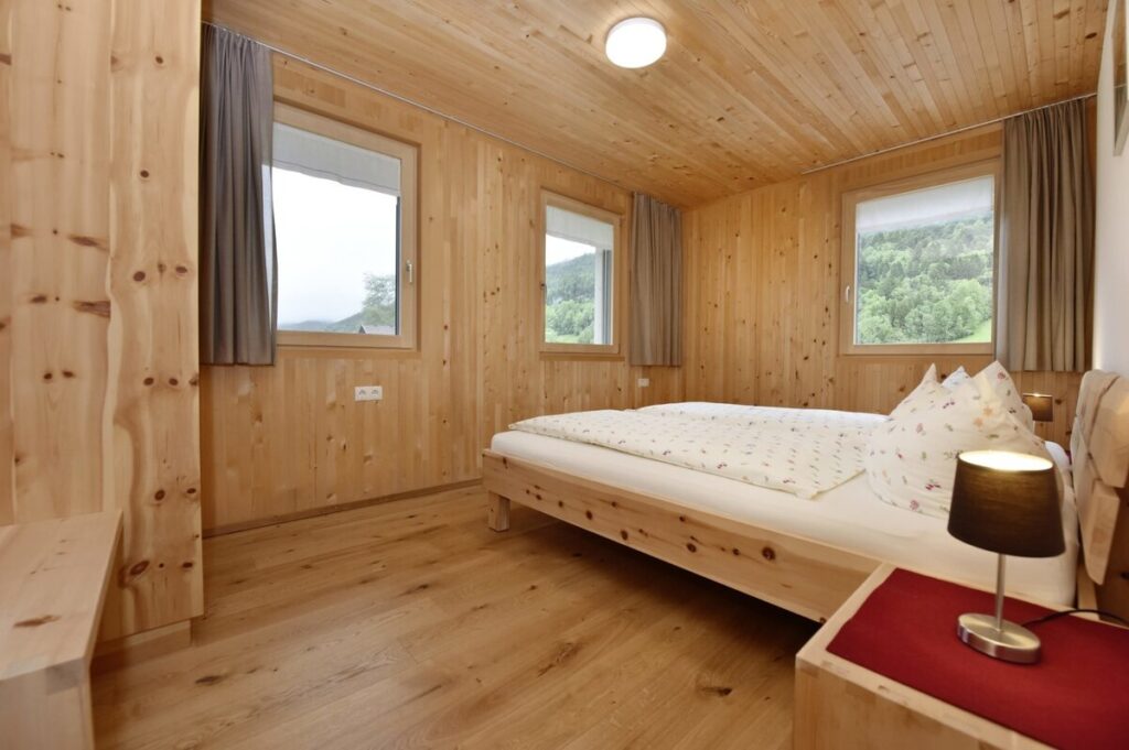 Schlafzimmer 1 mit Blick ins Dorf