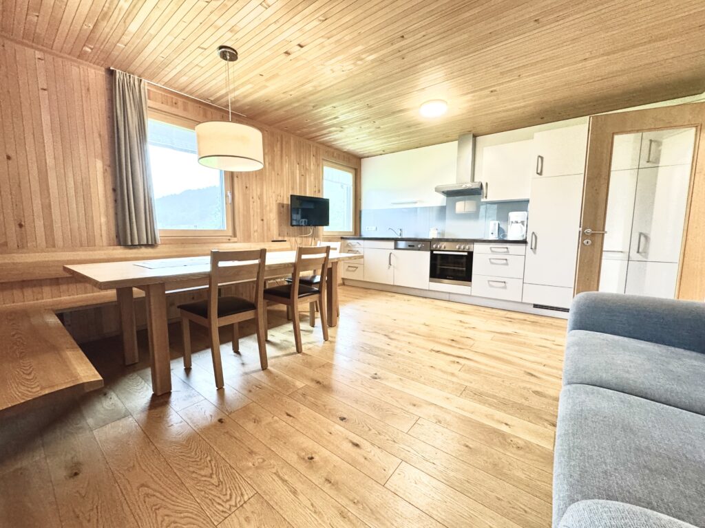 Geräumige Wohnküche mit Essecke