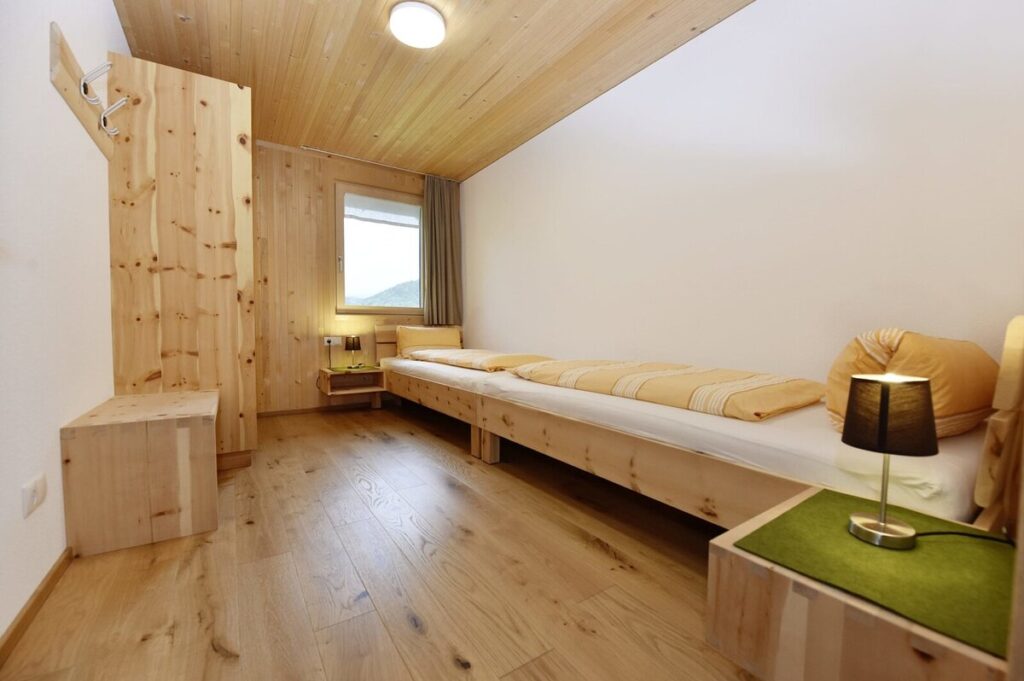 Schlafzimmer 3 mit Blick ins Dorf